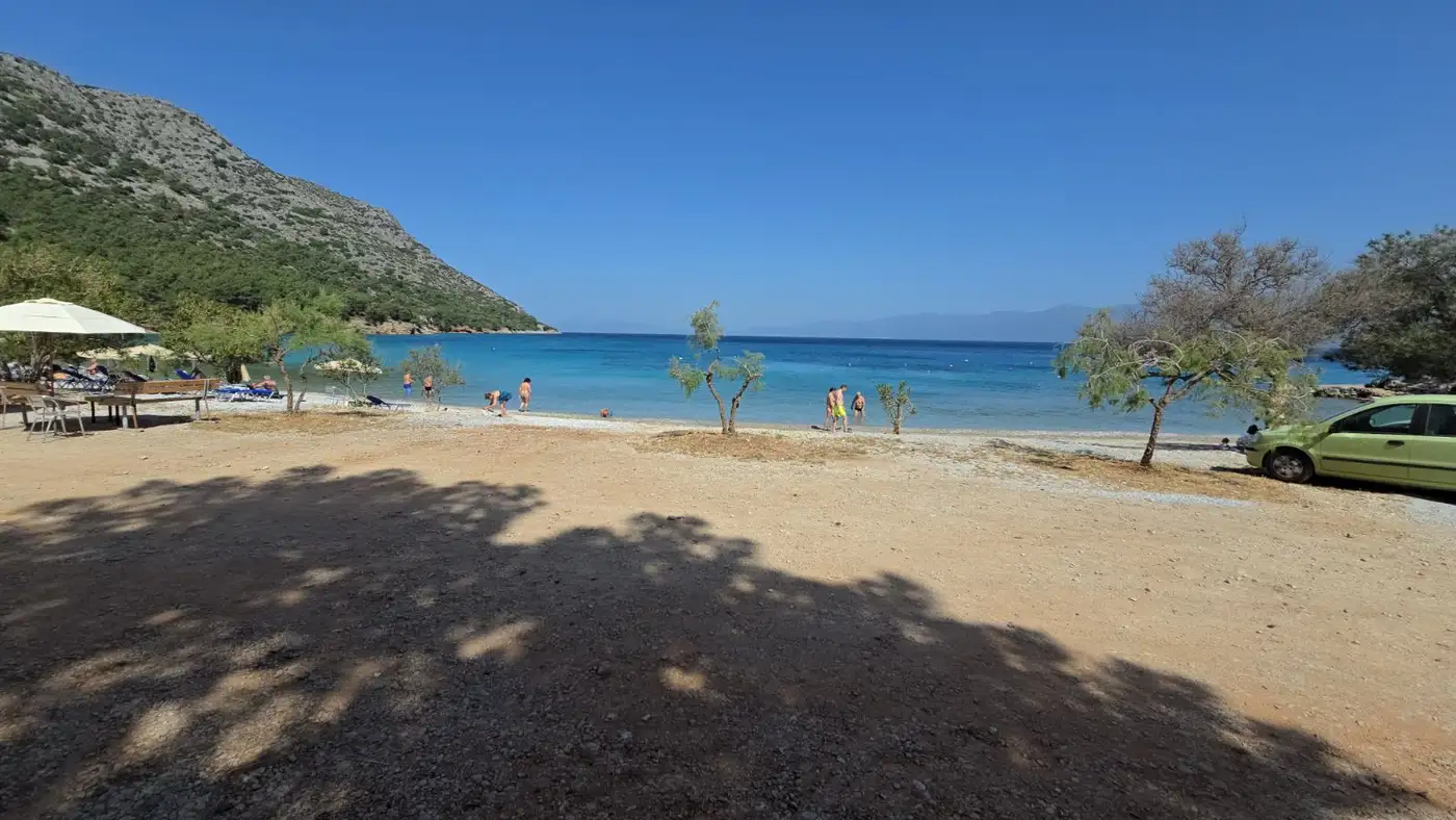 Παραλία με γαλάζια νερά στη Σάμο